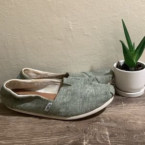 Womens Toms size 9 in good condition.